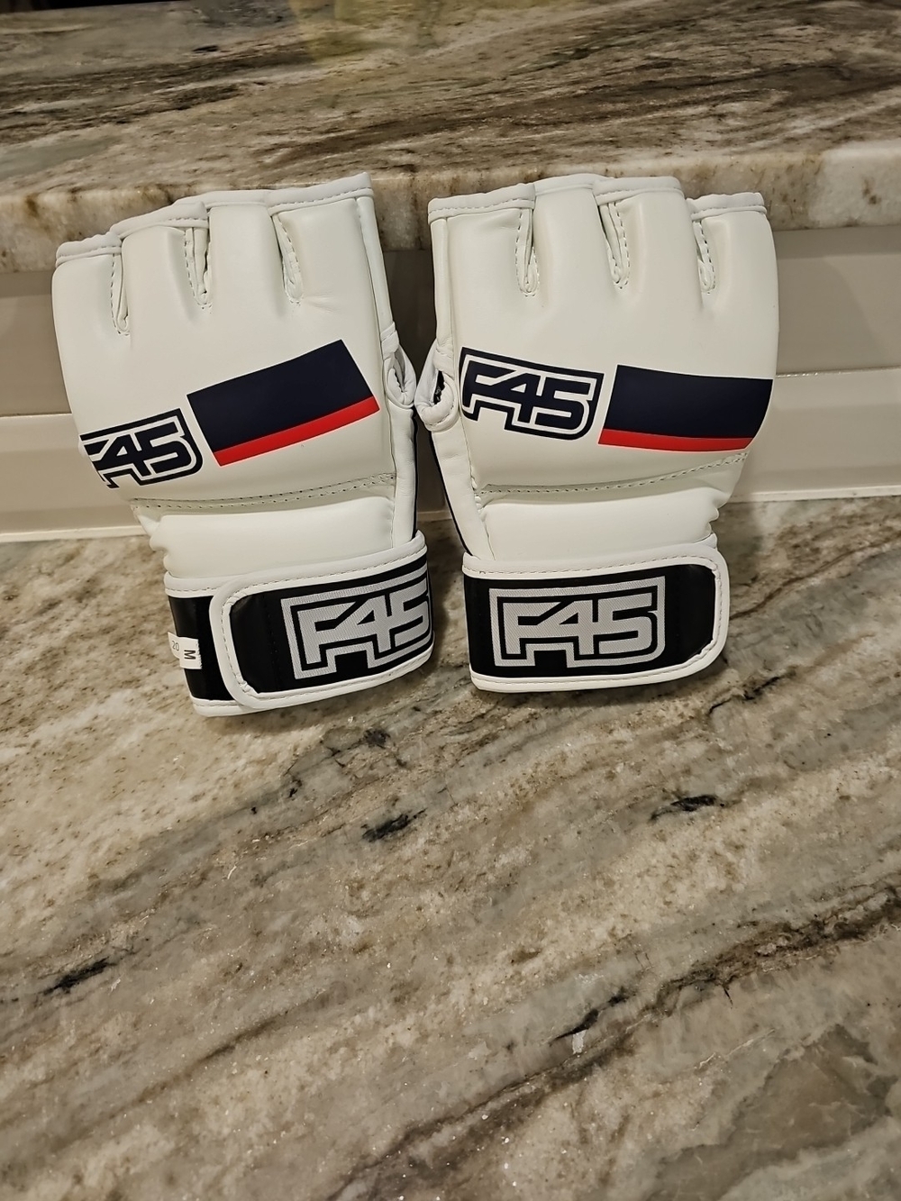 F45 MMA Fighting Gloves Gym Sparing Boxing Various Size S,M Large, Xl  New